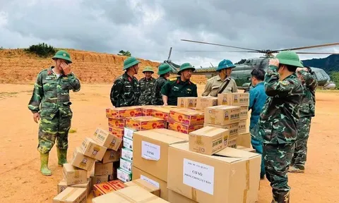 Gần 3 tấn hàng cứu trợ được trực thăng đưa đến vùng lũ bị cô lập ở Điện Biên