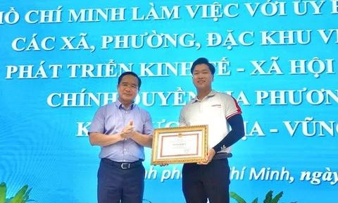 Khen thưởng thanh niên cứu bé gái đuối nước ở Vũng Tàu 