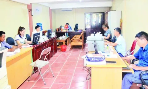 Không chờ điều kiện đủ, cán bộ xã vùng cao Điện Biên chủ động vượt khó để phục vụ nhân dân