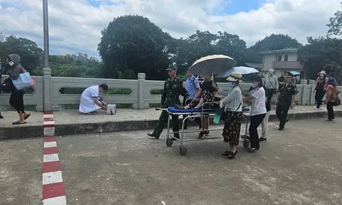 Công an, biên phòng Móng Cái kịp thời hỗ trợ công dân Trung Quốc bị ngất tại cầu Bắc Luân 1
