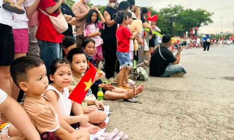 Quảng trường Ba Đình: Biển người háo hức dõi theo bước quân hành