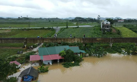 Bão số 5 gây mưa lớn ở Hà Nội: Phố biến thành sông, người dân vật lộn di chuyển