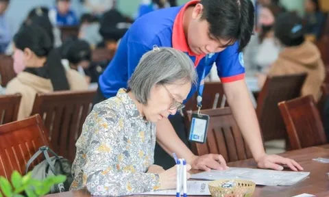 Tân sinh viên đặc biệt với mái tóc bạc ở tuổi 61