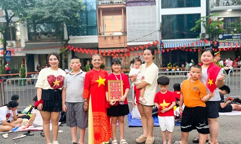 Không khí sôi động trước "giờ G": Hàng vạn người dân háo hức chờ xem diễu binh, diễu hành 2/9