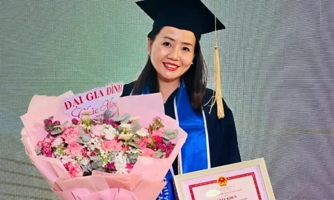 Từ quản lý marketing nghìn đô đến chiếc áo blouse trắng sau biến cố gia đình