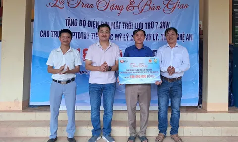 Nghệ An: Trao tặng bộ điện pin mặt trời cho trường PTDTBTTH Mỹ Lý 2