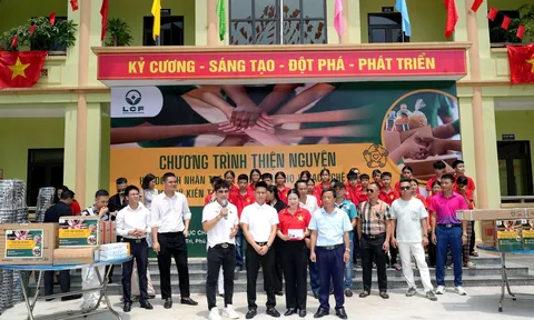 Nhóm nghệ sĩ và những người bạn mang yêu thương đến Trường Giáo dục Chuyên biệt Phú Thọ