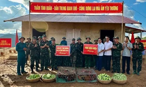 Quân khu 2 kiểm tra tiến độ xây dựng nhà ở cho người dân vùng lũ Điện Biên