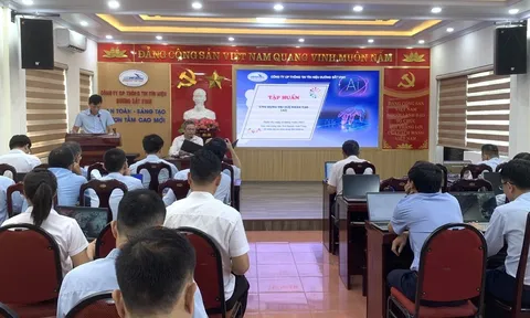 Cán bộ, nhân viên đường sắt Vinh thực hành ứng dụng AI 