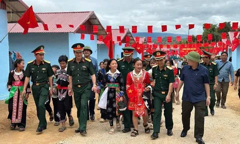 Điện Biên bàn giao 80 ngôi nhà mới cho người dân vùng lũ ổn định cuộc sống