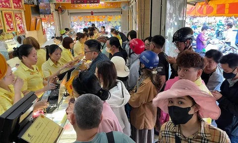 TPHCM áp dụng đăng ký trực tuyến khi mua vàng, Hà Nội vẫn giao dịch tại cửa hàng