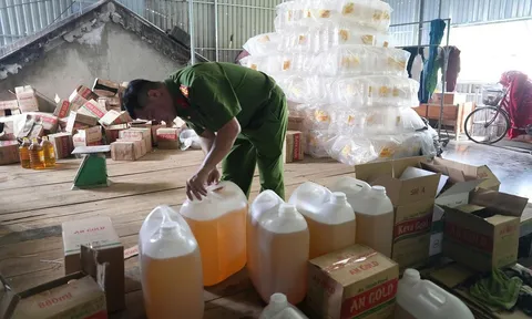 Cơ sở sản xuất hơn 2,7 triệu lít dầu ăn giả bị phát hiện