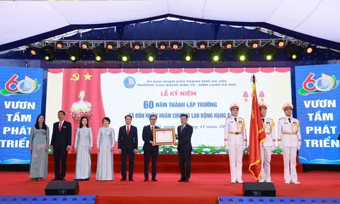 Trường Cao đẳng Điện tử - Điện lạnh Hà Nội đón nhận Huân chương Lao động hạng Ba