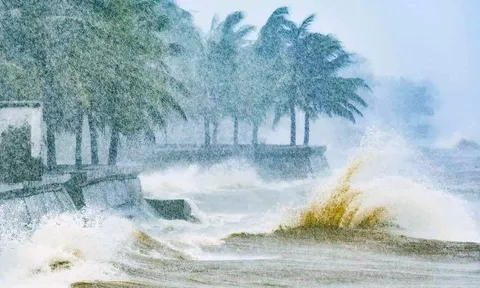 Bão số 15 liên tục đổi hướng, dự báo mạnh lên khi hoạt động trên Biển Đông