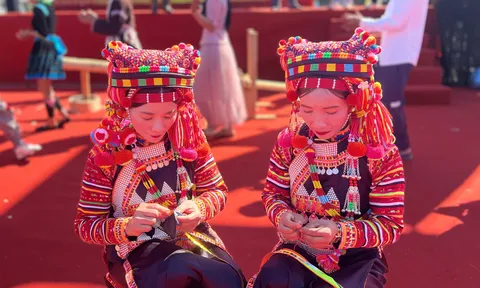 Sắc màu thổ cẩm qua bàn tay phụ nữ miền sơn cước Lai Châu