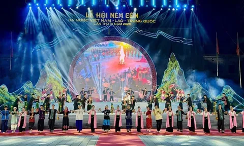 Rực rỡ sắc màu đoàn kết tại Lễ hội ném còn Việt Nam – Lào – Trung Quốc lần thứ 9
