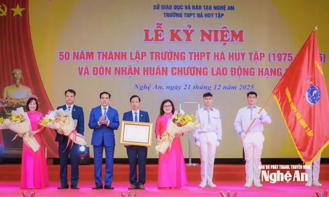 Trường THPT Hà Huy Tập đón Huân chương Lao động hạng Nhất nhân dịp tròn 50 năm xây dựng
