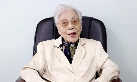Nguyên Phó Chủ tịch nước Nguyễn Thị Bình tham dự Đại hội Thi đua yêu nước ở tuổi 98