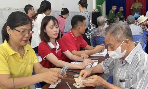 Người dân tại một số địa phương được nhận 3 tháng lương hưu trước Tết Nguyên đán