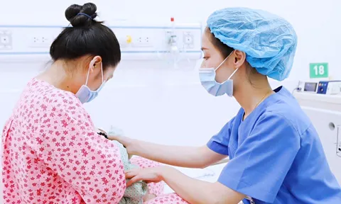 Tăng thời gian nghỉ thai sản, mở rộng an sinh cho gia đình sinh hai con
