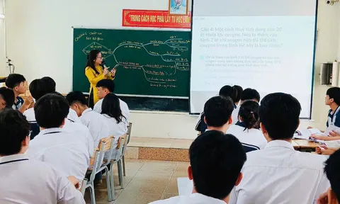 Hà Nội xem xét mở rộng diện hưởng thu nhập tăng thêm cho giáo viên THPT công lập