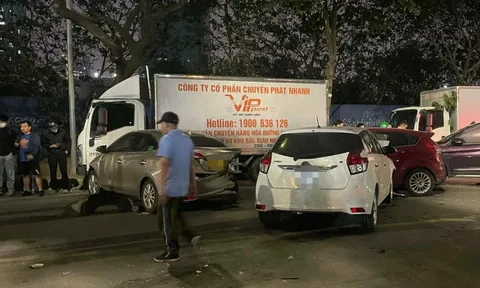 Nhân chứng kể phút ô tô lao vào hàng loạt xe trên phố Nguyễn Chánh