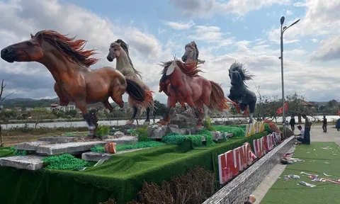 Linh vật “Mã đáo thành công” bị phá hoại: Có nên đặt các mô hình đắt giá ở nơi công cộng?