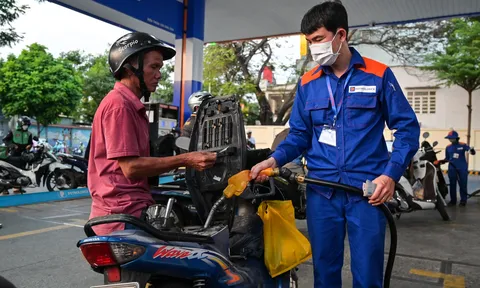 Xăng dầu đồng loạt giảm sâu, RON95 xuống dưới 30.000 đồng/lít