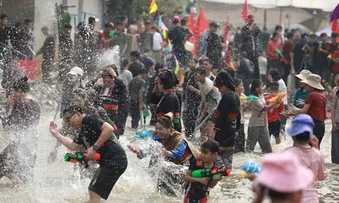 Sôi động Lễ hội té nước của người Lào ở Núa Ngam
