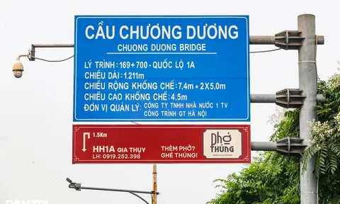 Biển quảng cáo "bám" biển giao thông: Tiềm ẩn tai họa trên cầu Chương Dương