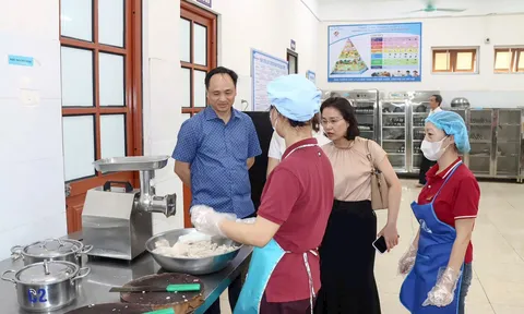 Hà Nội chuyển hướng quản lý an toàn thực phẩm trong bếp ăn trường học