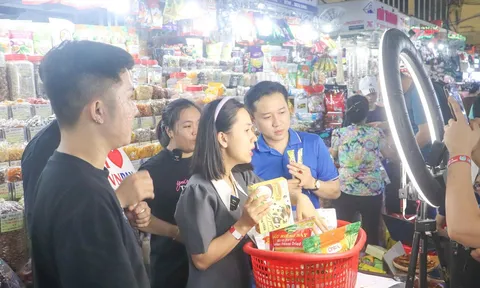 Chợ truyền thống bước vào kỷ nguyên số với ki ốt tự động và livestream bán hàng