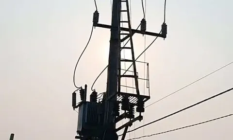 Nam sinh tử vong trên cột điện