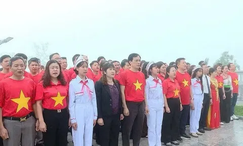 Ngành Giáo dục Điện Biên chào cờ dưới Cột cờ A Pa Chải, lan tỏa tinh thần yêu nước cho học sinh