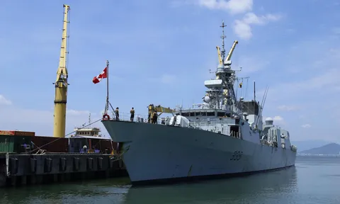 Tàu Hải quân Hoàng gia Canada cập cảng Tiên Sa, thăm hữu nghị thành phố Đà Nẵng