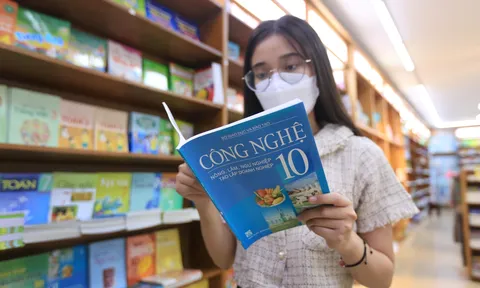 Phụ huynh giảm gánh nặng chi phí đầu năm khi giá sách giáo khoa được điều chỉnh