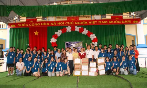 Hành trình “Nhặt sao”, “Thắp trời” của CLB sách trường THPT chuyên Nguyễn Huệ