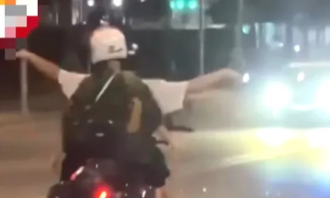 Đi xe máy buông 2 tay tạo dáng "cánh chim": Người nước ngoài vi phạm giao thông bị xử lý thế nào?
