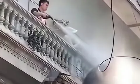 Người đàn ông xịt nước vào thợ xây ở Hà Nội có thể đối mặt chế tài nào?