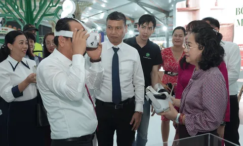 300 gian hàng cả nước hội tụ tại Đà Nẵng trong đêm khai mạc Hội chợ "Khơi nguồn đổi mới, thúc đẩy thương hiệu Việt