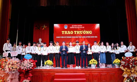 186 suất học bổng, hơn 300 triệu đồng tiếp sức sinh viên Trường Đại học Sao Đỏ
