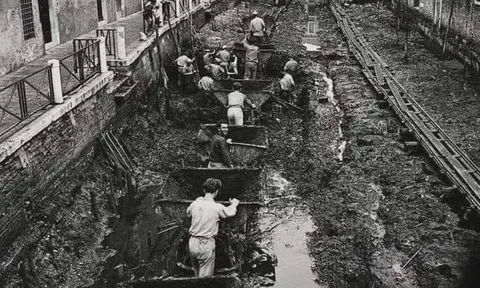 Năm 1956 ở Italia: Những kho báu ẩn giấu bên dưới các con kênh ở Venice