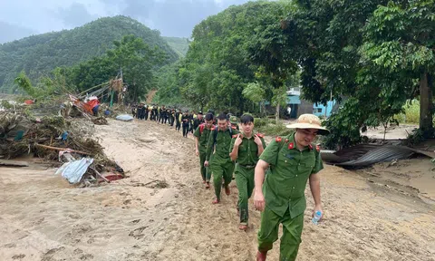 Công an huyện Bảo Yên(Lào Cai) oằn mình giúp dân trong mưa lũ