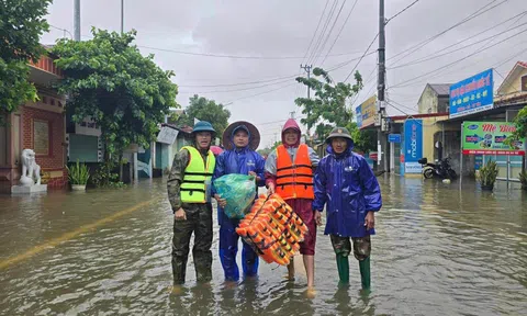 Quảng Bình: CLB thiện nguyện PUN QB gom áo phao, đèn pin và nước uống hỗ trợ người dân vùng lũ