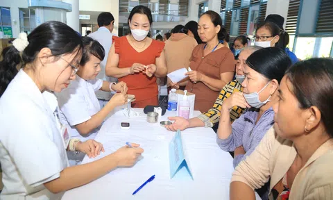 Tầm soát miễn phí đái tháo đường cho hàng trăm người dân tỉnh Thừa Thiên-Huế