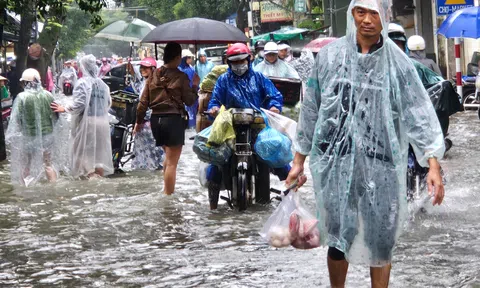 Thừa Thiên Huế: Nước lũ lên cao, nhiều trường tiếp tục cho học sinh nghỉ học