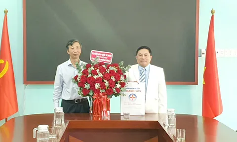 Phòng khám đa khoa Thanh Sơn đến thăm chúc mừng Phường Hương An