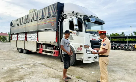 Huế: Phát hiện xe tải chở 30 tấn đường trắng không rõ nguồn gốc trên đường đi tiêu thụ