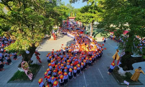 Học sinh trường tiểu học ở TP Huế xếp hình bản đồ Việt Nam mừng Lễ khai giảng