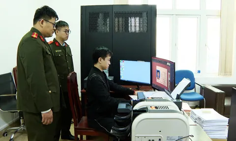 Bóc gỡ đường dây làm giấy tờ giả do "ông trùm" 9x điều hành